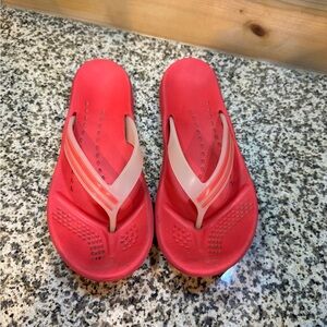Women Size 7-8 Red Slide Sandals Flip flops